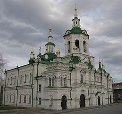 Спасский храм один из самых красивых в Тюмени, и за порядок вокруг него православные готовы биться долго, до победы